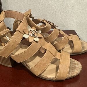 Michael Kors Girls size 1 Tan Color Dress Shoes Kids beige